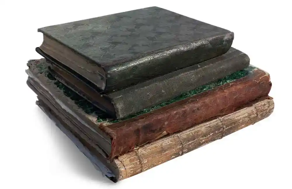 Ein Stapel alter Bücher