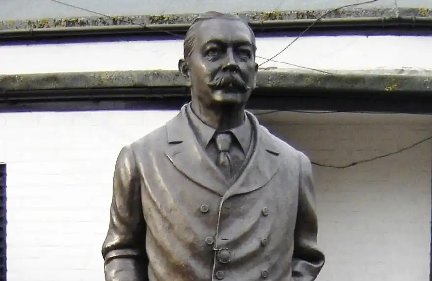 Statue von Arthur Conan Doyle