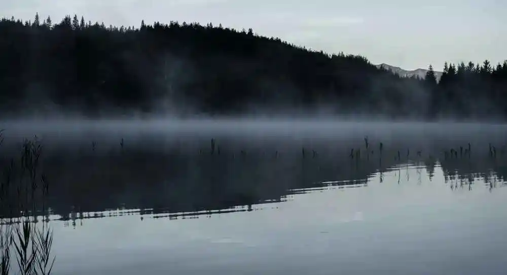 Ein See in der Dämmerung