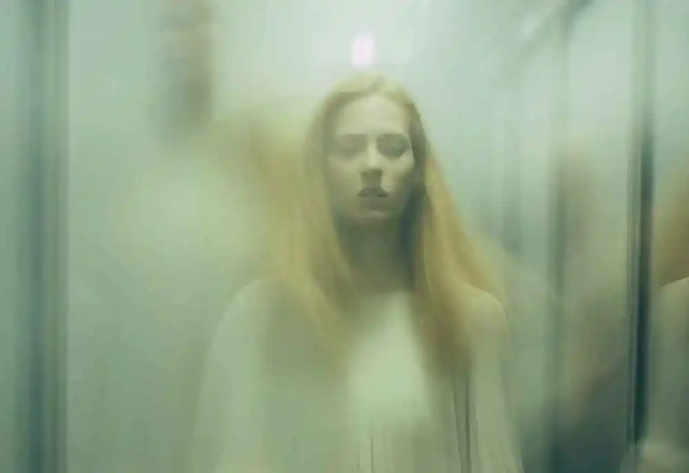 Eine junge Frau in Angst