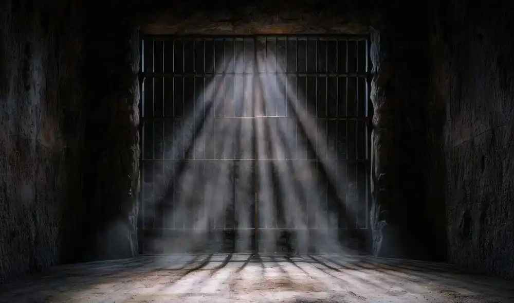 Das Gefängnis der Verdammten: Interessante Story (3 Kapitel) Gefängnis und Lichtstrahlen