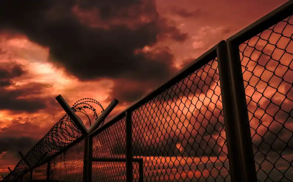 Das Gefängnis der Verdammten: Interessante Story (3 Kapitel) Zaun eines Gefängnisses