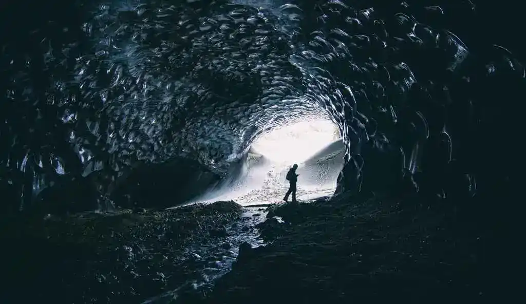 Jemand erkundet eine Eishöhle