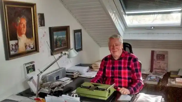 Der Autor an seiner Schreibmaschine
