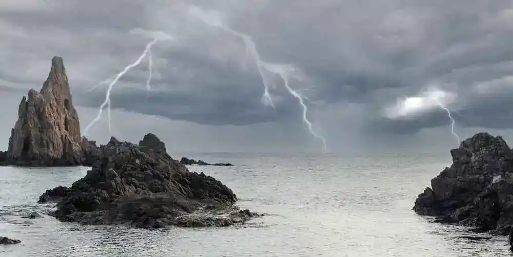 Ein See bei Gewitter mit Blitzen