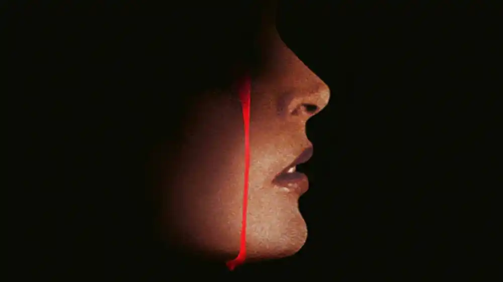 Eine Frau von der Seite