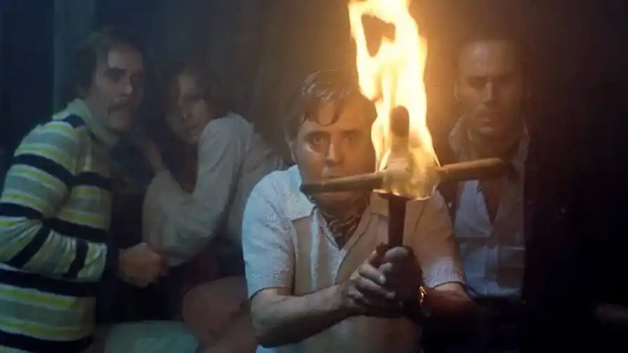 Eine Gruppe mit einer Fackel