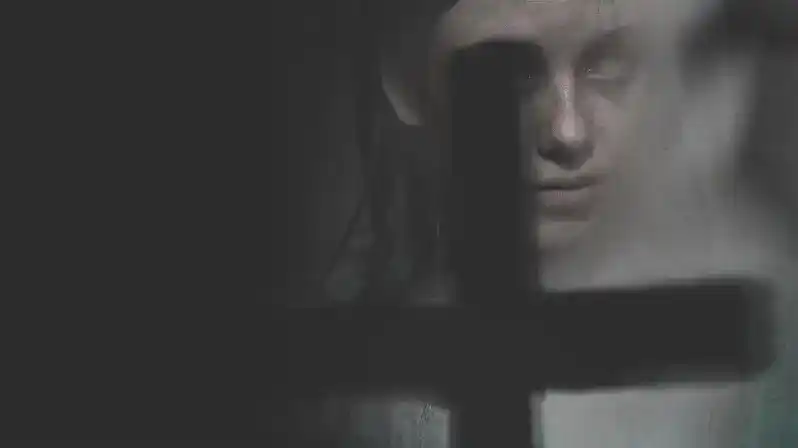 Ein Mädchen und ein Kruzifix