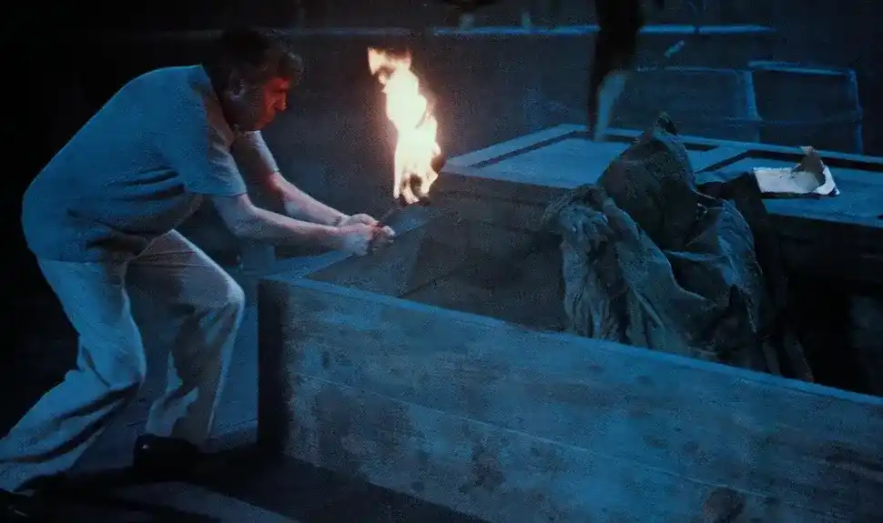 Ein Mann mit einer der Leichen