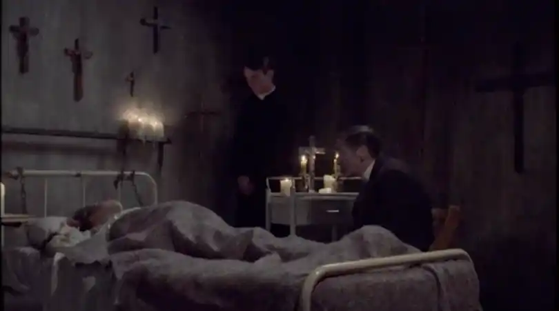 Zwei Priester bei einem Mädchen