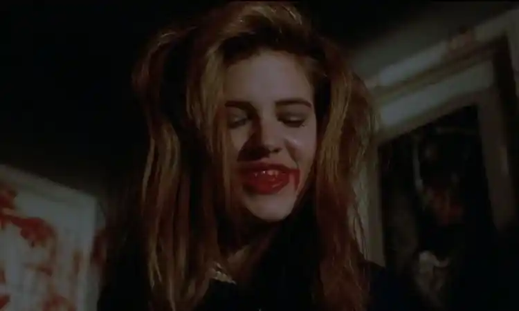 Eine junge Frau unter der Kontrolle der Uhr