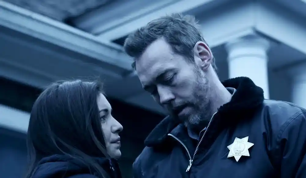 Ein Sheriff und eine junge Frau