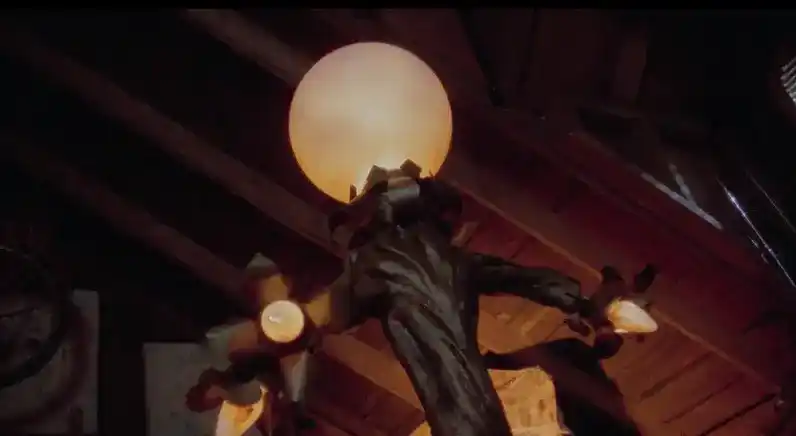 Die Lampe im Film Amityville 4