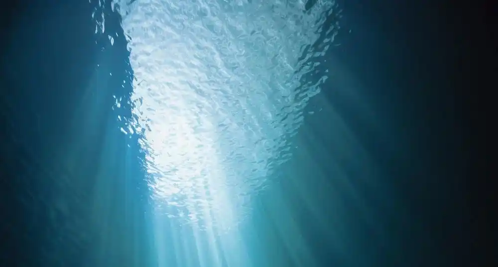 Ein Lichtschein im Wasser