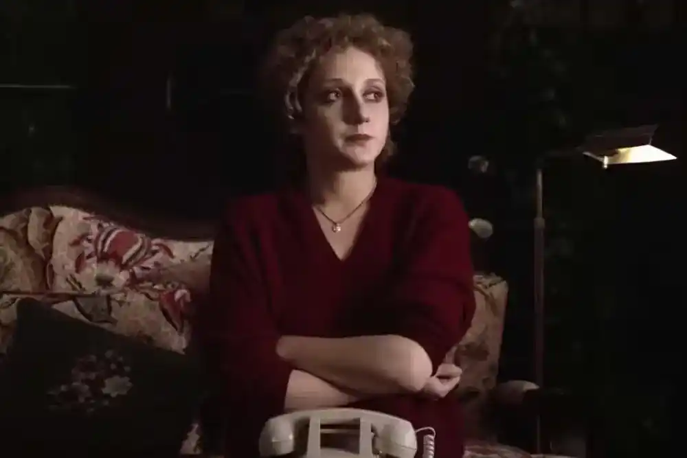 Eine junge Frau bekommt Anrufe