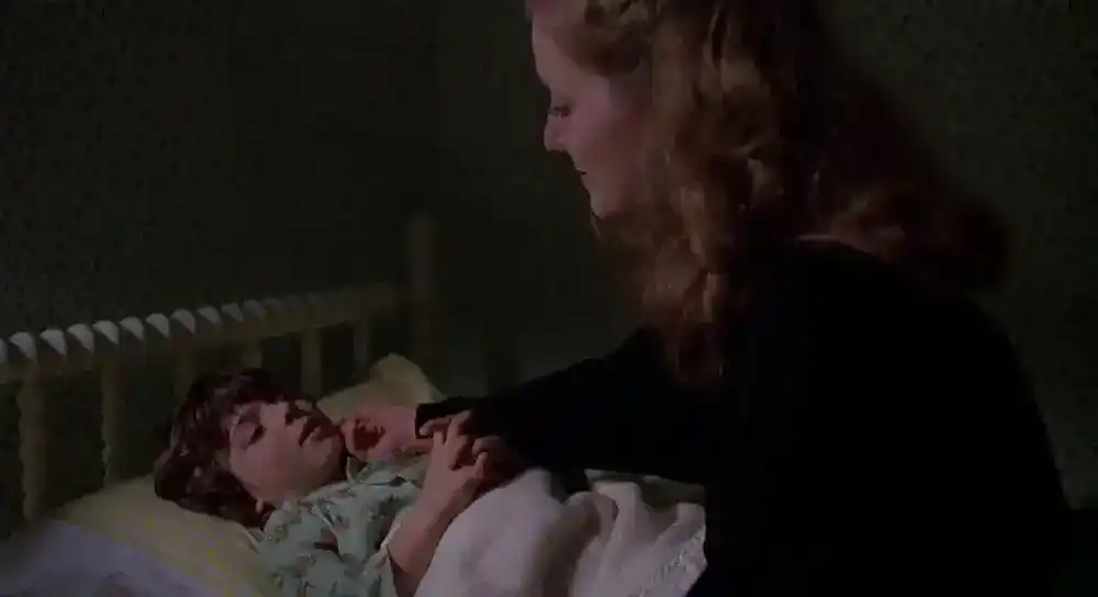 Eine Babysitterin kümmert sich um Kinder