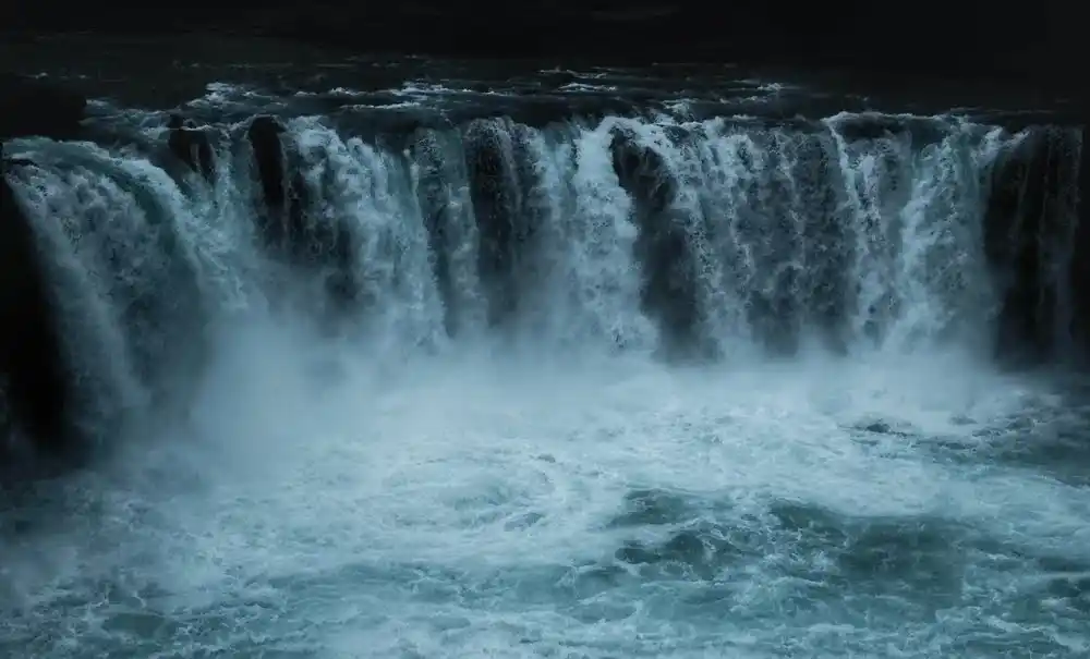 Das weiße Schiff: Wasserfall