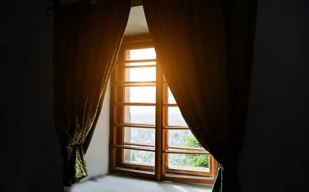 Ein Fenster in einem alten Haus