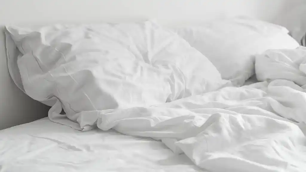 Ein zerwühltes Bett