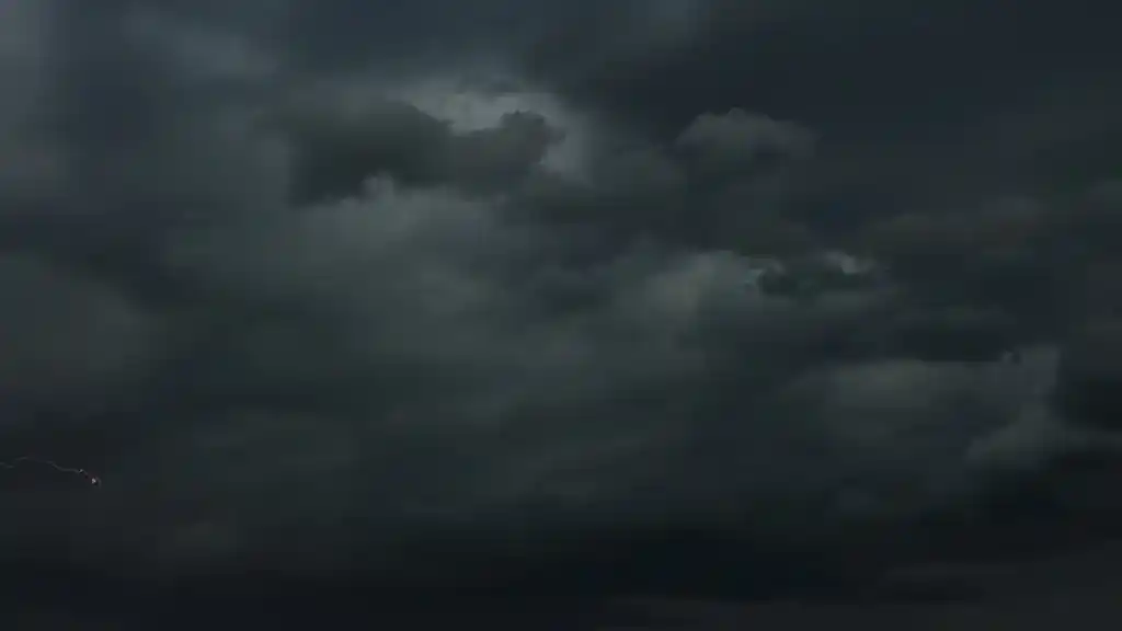 Der Untergang des Hauses Usher: Packende Story (8 Kapitel) Unwetter-Wolken