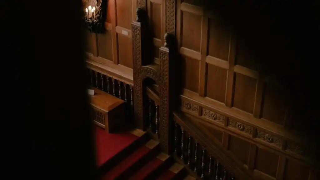 Eine Treppe in einem großen Haus